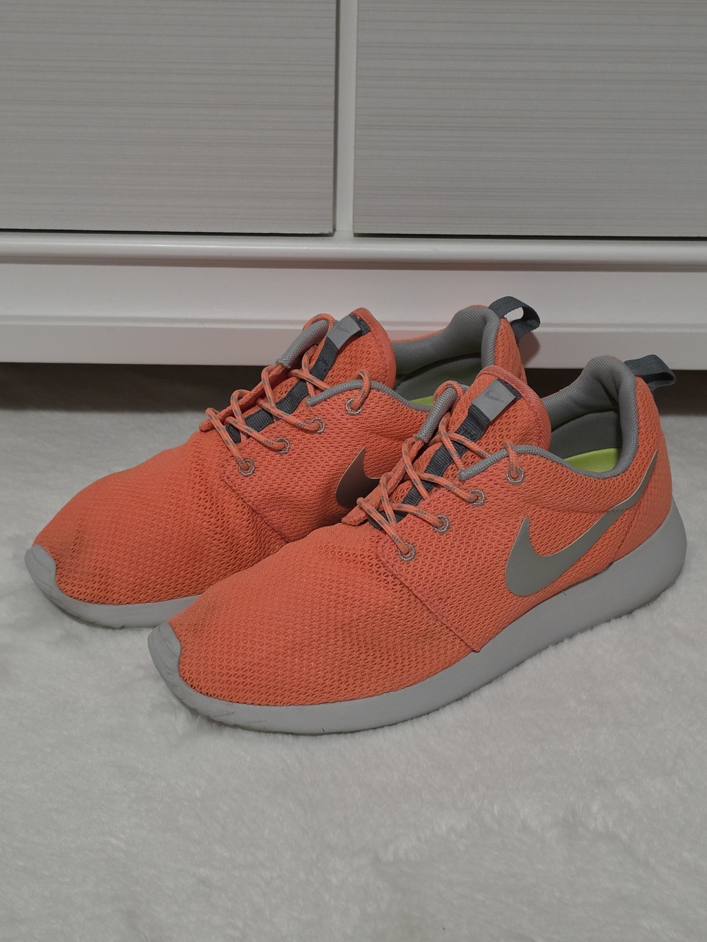 Nike Roshe Women’s Coral Mesh Running Shoes with Gray Swoosh
